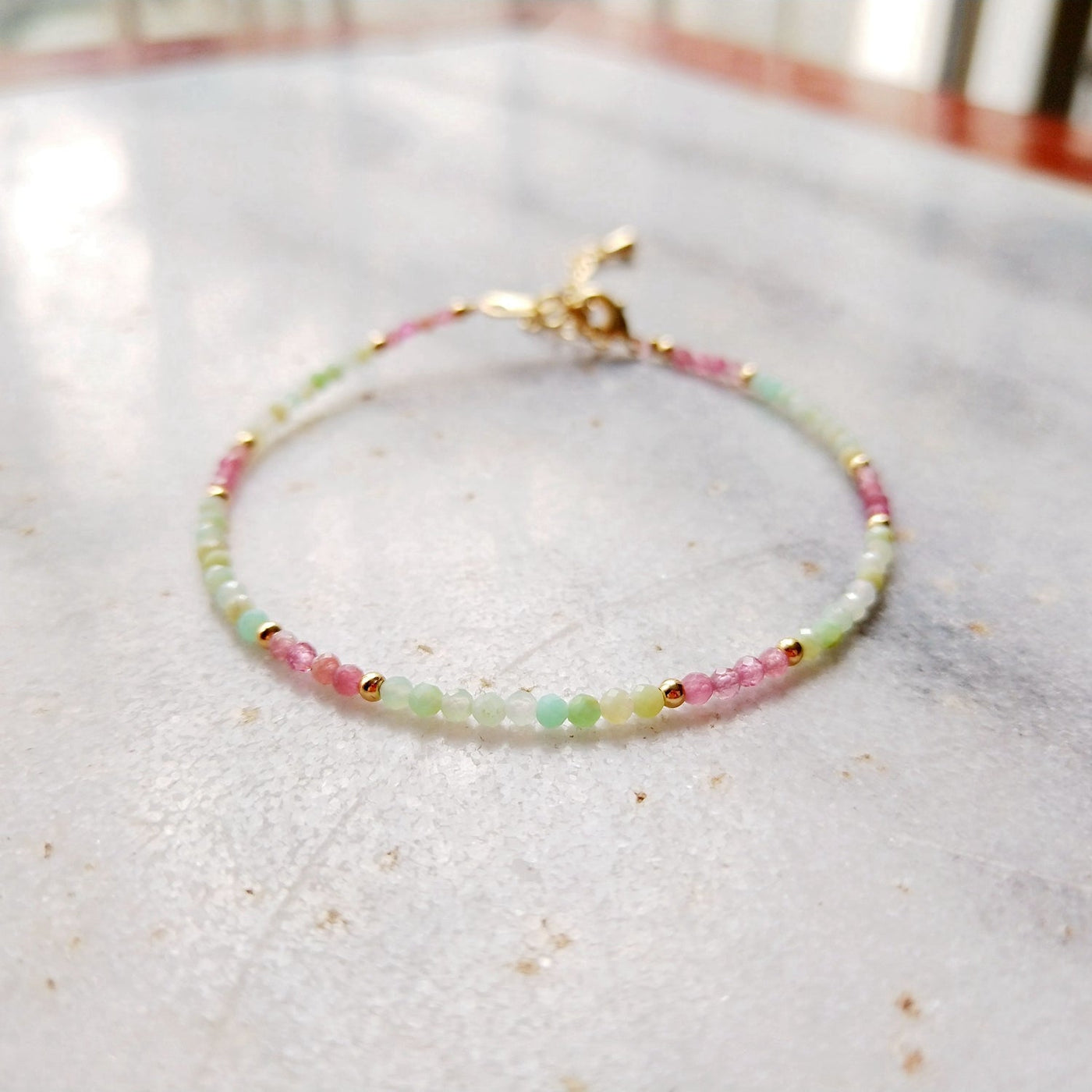 Bracelet Fin "Lueur Subtile" en Tourmaline Rose & Pierres Naturelles - Bijou de Bien-être et Amour