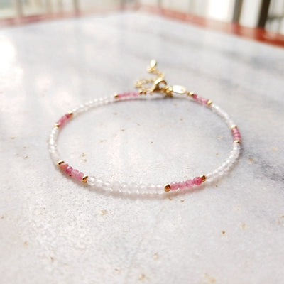 Bracelet Fin "Lueur Subtile" en Tourmaline Rose & Pierres Naturelles - Bijou de Bien-être et Amour