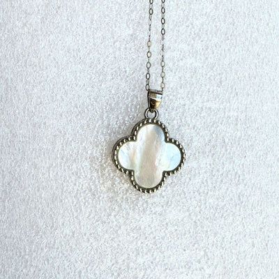 Collier "Trèfle Chance" en Nacre ou Onyx - Bijou de Bien-être et Harmonie