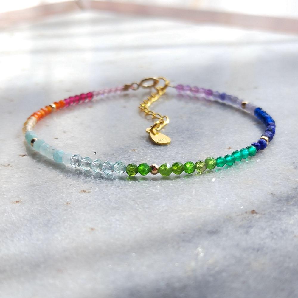 Bracelet Fin "Arc-en-Ciel Holistique" en Pierres Naturelles - Bijou de Bien-être et Harmonie