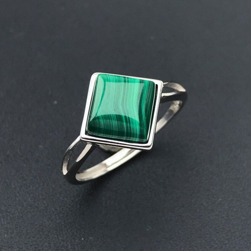 Bague Ajustable "Éclat Verdoyant" en Malachite - Forme Carré - Bijou de Bien-être et Harmonie.