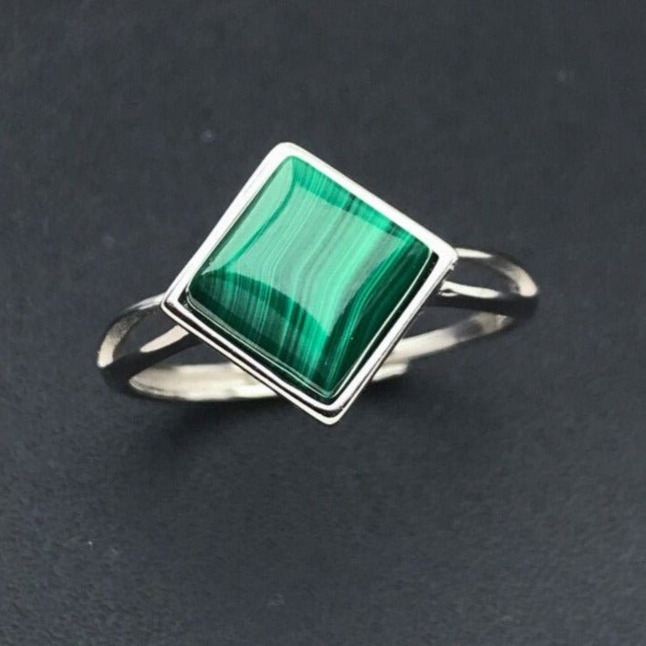 Bague Ajustable "Éclat Verdoyant" en Malachite - Forme Carré - Bijou de Bien-être et Harmonie.