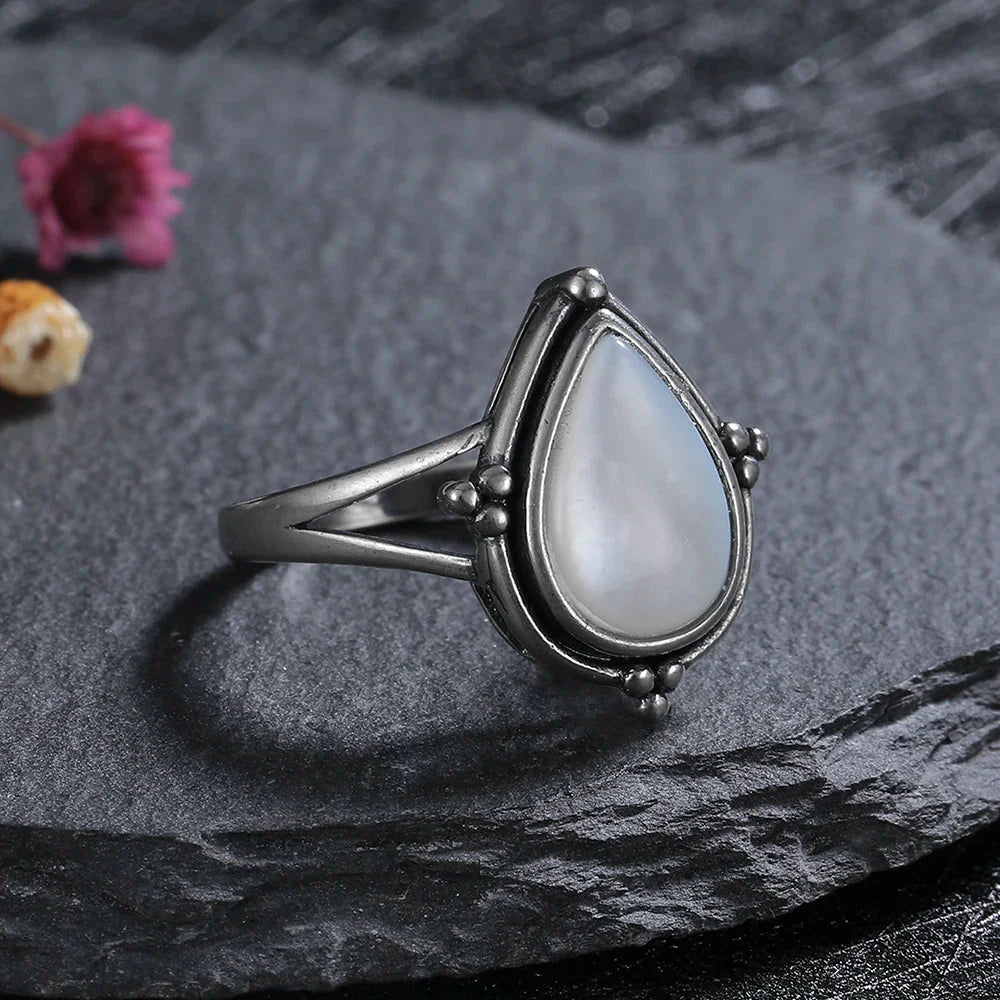 Bague "Douceur de Nacre" en Argent - Bijou de Bien-être et Harmonie.