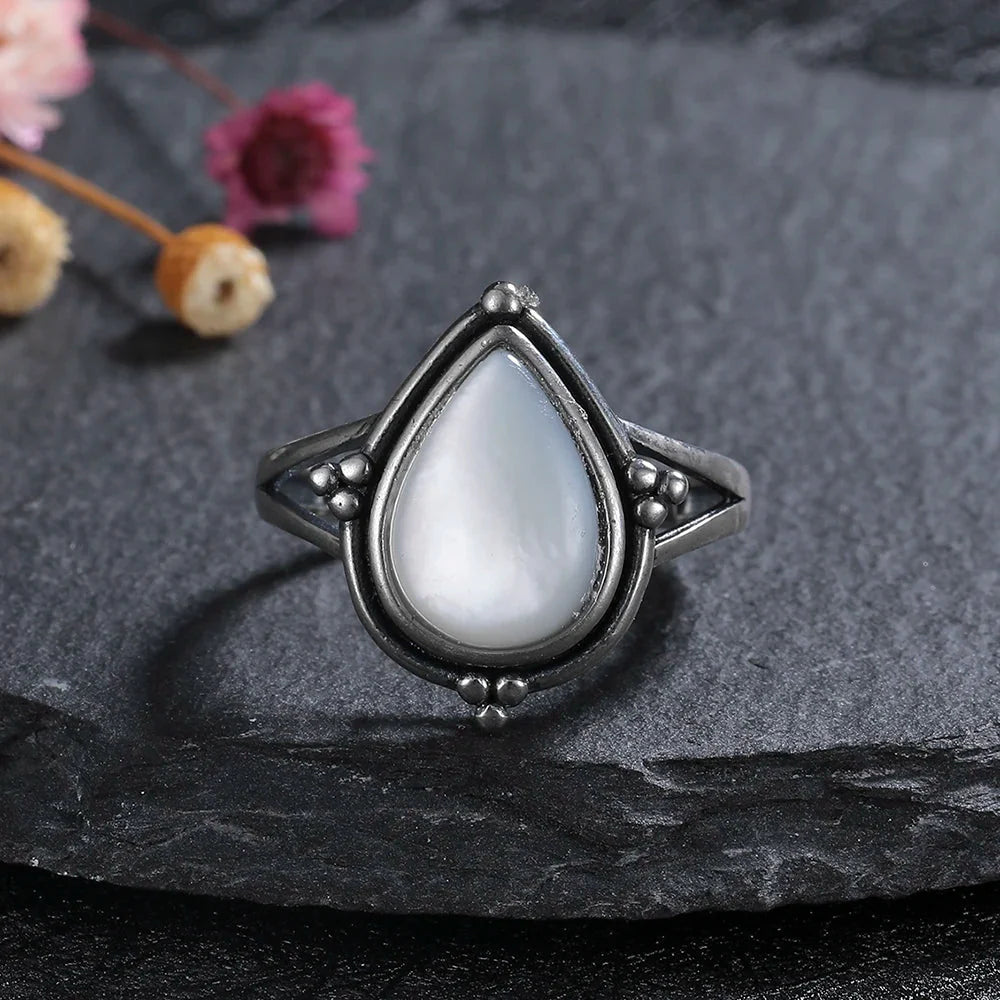 Bague "Douceur de Nacre" en Argent - Bijou de Bien-être et Harmonie.