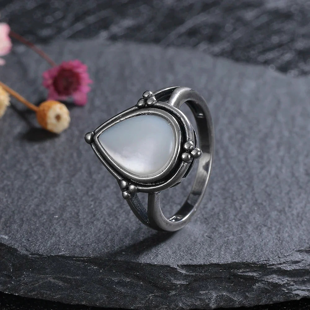 Bague "Douceur de Nacre" en Argent - Bijou de Bien-être et Harmonie.