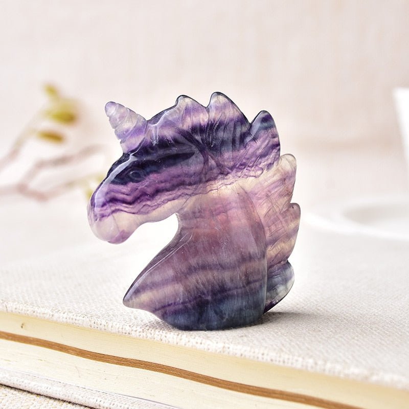 Licorne Sculptée en Fluorite Arc en Ciel - Bijou de Bien-être et Harmonie