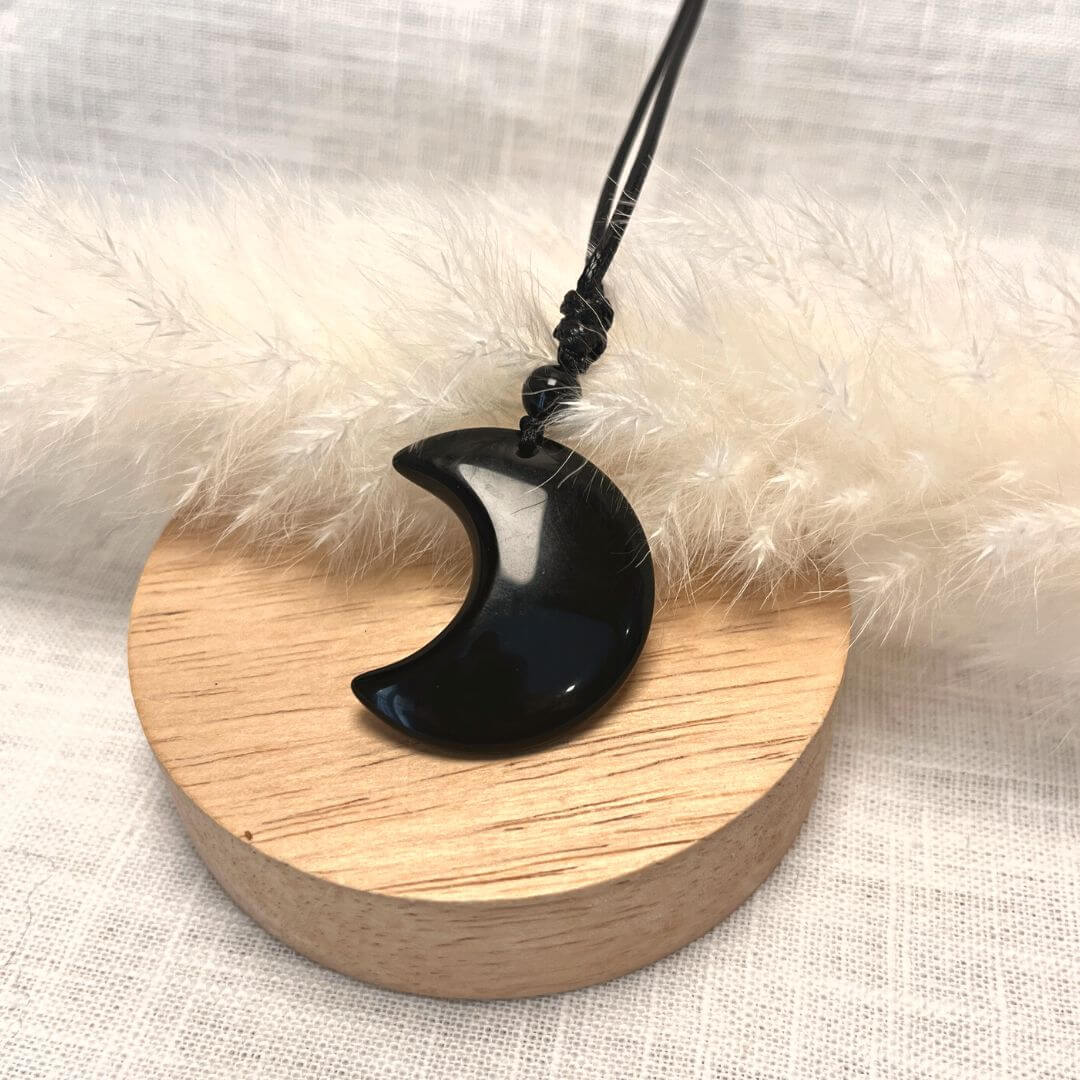 Pendentif Lune en Pierre Naturelle - Bijou de Bien-être et Harmonie