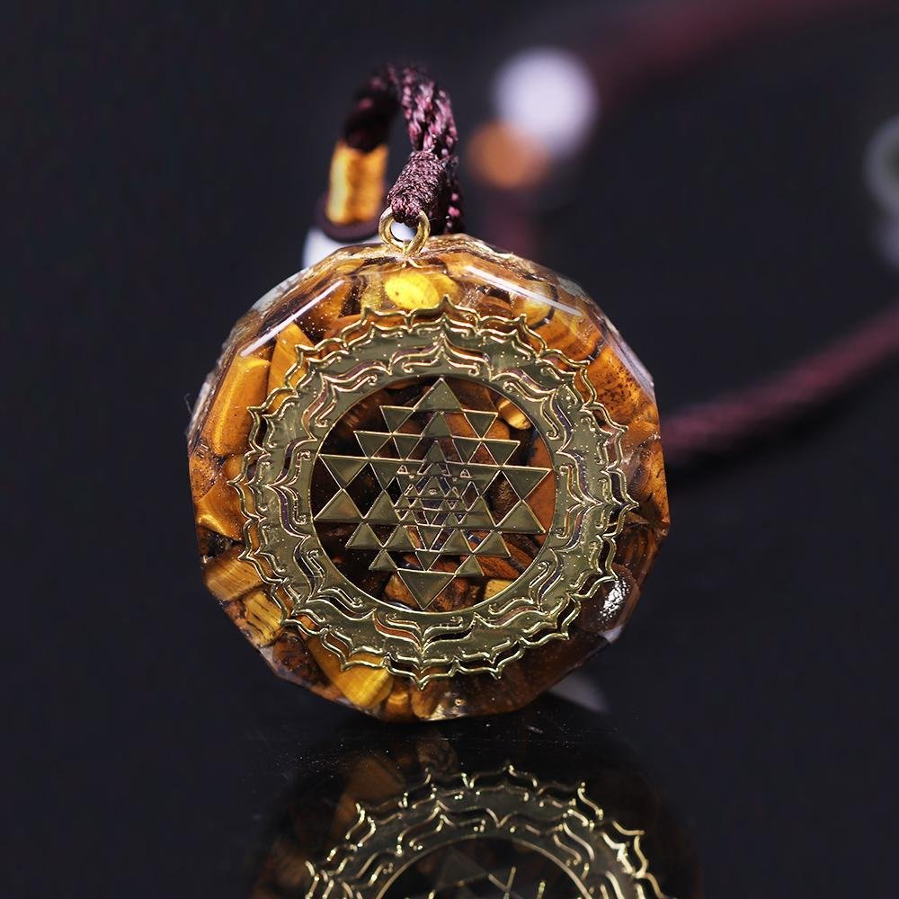 Pendentif Orgonite "Sri Yantra - Protection Sacrée" en Oeil de Tigre - Bijou de Bien-être et Harmonie